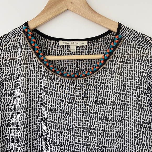 DANIEL RAINN BLACK/WHITE PRINTED SHORT SLEEVED TOP/BLOUSE W/ BRAIDED NECKLINE, S - Picture 4 of 12